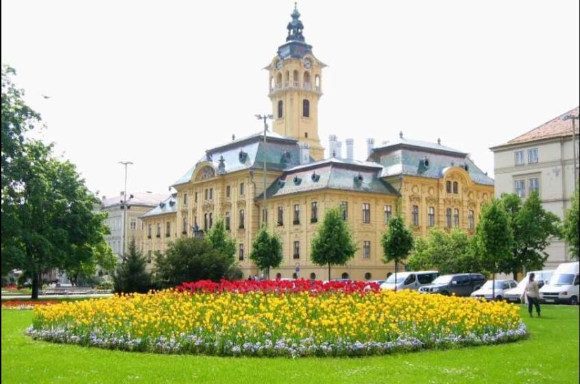 Dom Square-Centrum-Free Parking Apartment Szeged Luaran gambar